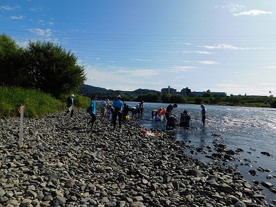 淀川流域の中・高校生を対象とした水生生物調査会に参加（宇治川）